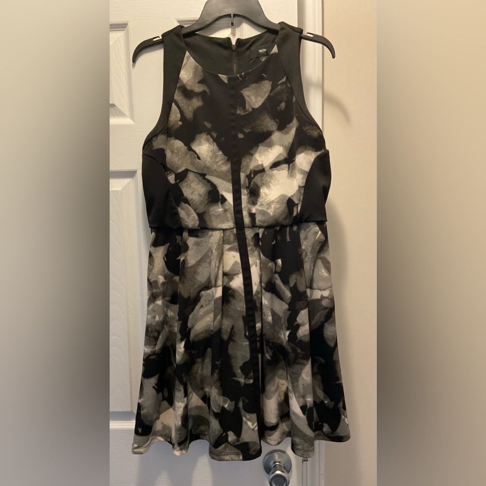 Mossimo women’s mid thigh dress. Size large.